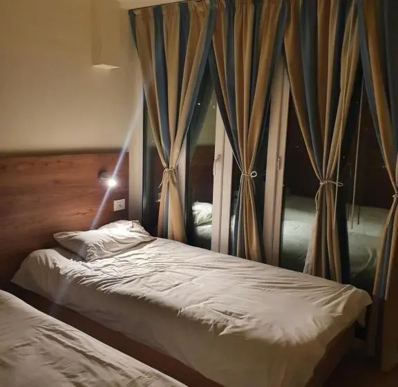 استودیوی استاندارد, Damask Rose, Lebanese Guest House
