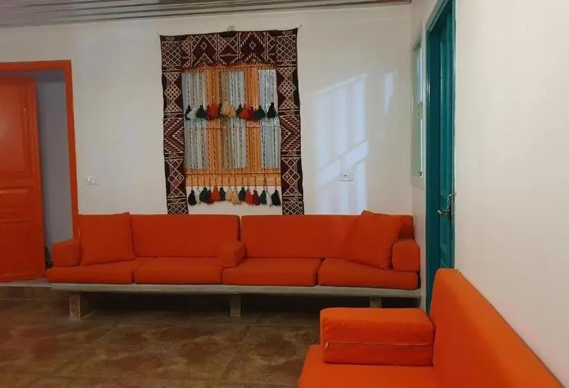 تختخواب در اتاق مشترک, Damask Rose, Lebanese Guest House