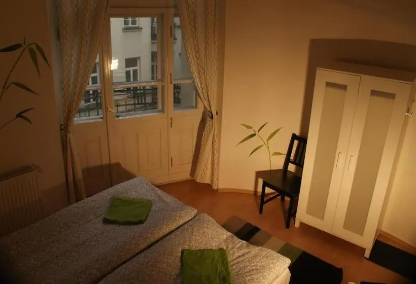 اتاق استاندارد با سرویس بهداشتی مشترک, Central Station Hostel