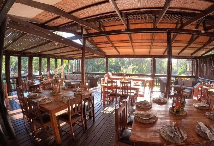 Deluxe room with river view, Umtamvuna River Lodge