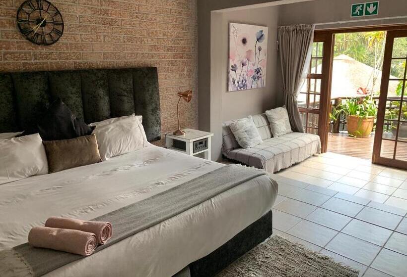 Deluxe room with river view, Umtamvuna River Lodge