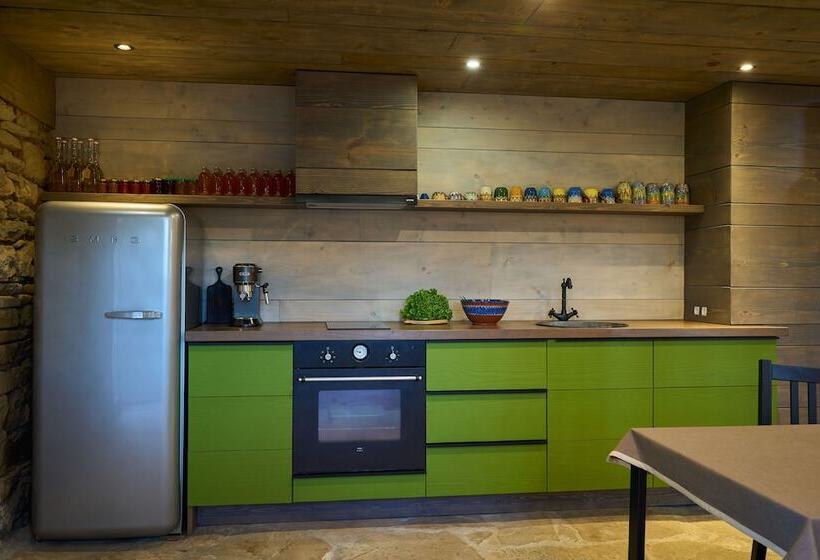 בית, 4 חדרי שינה, Karashka   Vacation Home