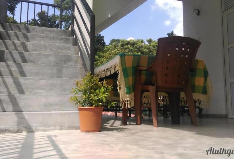 Standard Triple Room with Terrace, Aluthgedara Guest House
