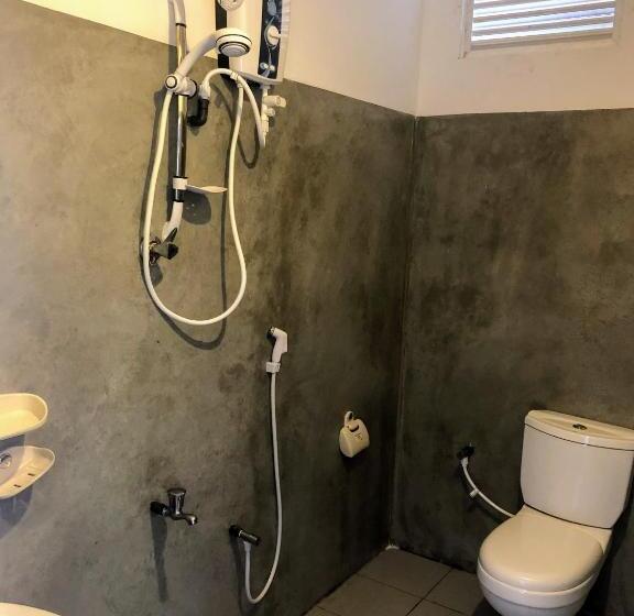 اتاق لوکس سه تخته, Aluthgedara Guest House