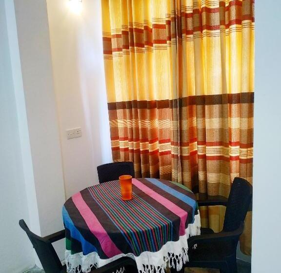 اتاق لوکس سه تخته, Aluthgedara Guest House