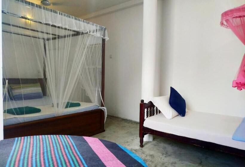 اتاق لوکس سه تخته, Aluthgedara Guest House