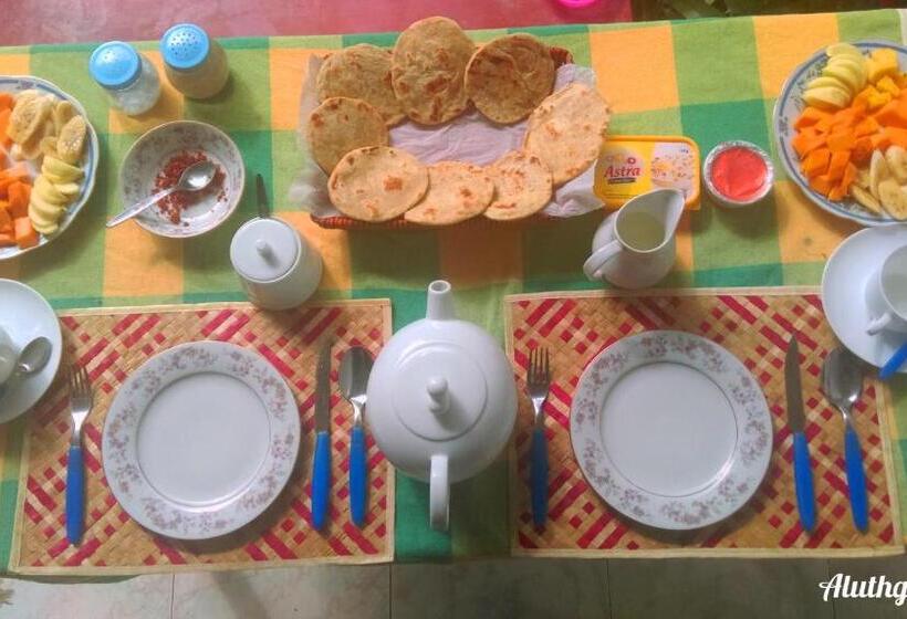 اتاق استاندارد سه نفره, Aluthgedara Guest House