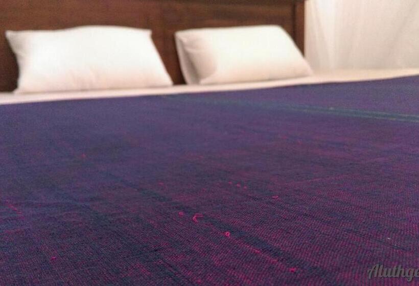 اتاق استاندارد سه نفره, Aluthgedara Guest House
