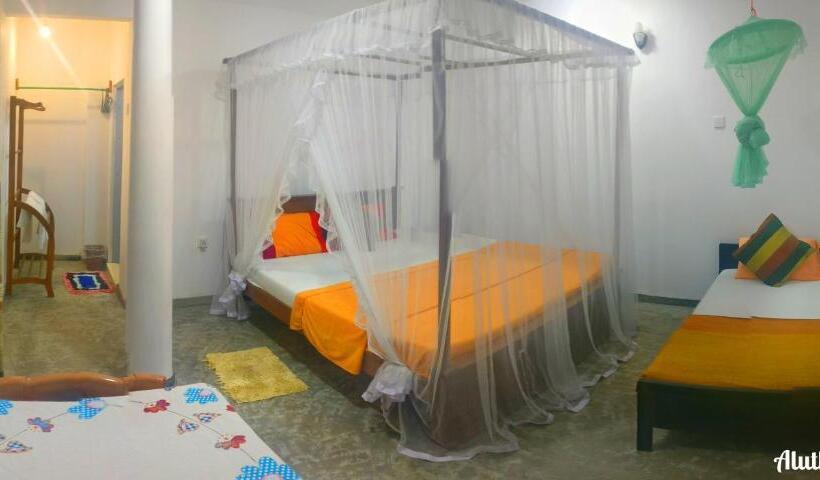 اتاق استاندارد سه نفره, Aluthgedara Guest House