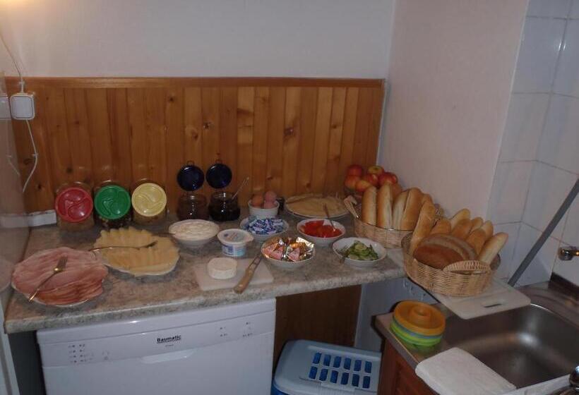 Huoneisto 3 Makuuhuonetta, Penzion Mikeš