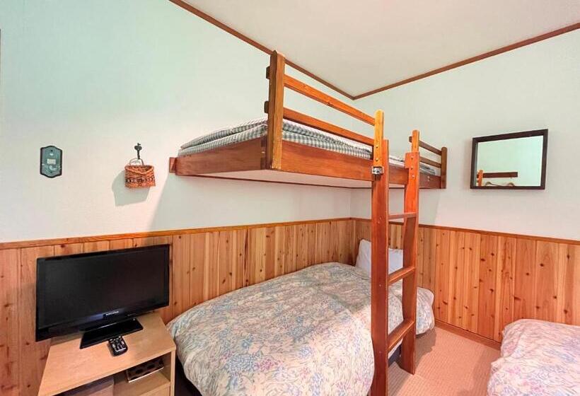 חדר סטנדרטי לארבעה עם חדר אמבטיה משותף, Pension Alps Hakuba