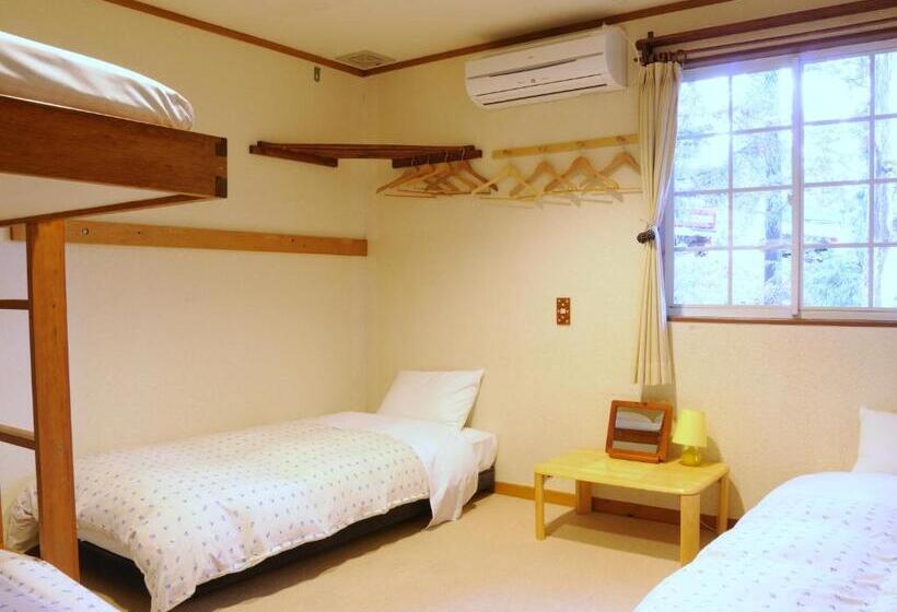 חדר סטנדרטי לארבעה עם חדר אמבטיה משותף, Pension Alps Hakuba