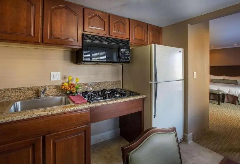 Deluxe Suite King Bed, Coast Burbank
