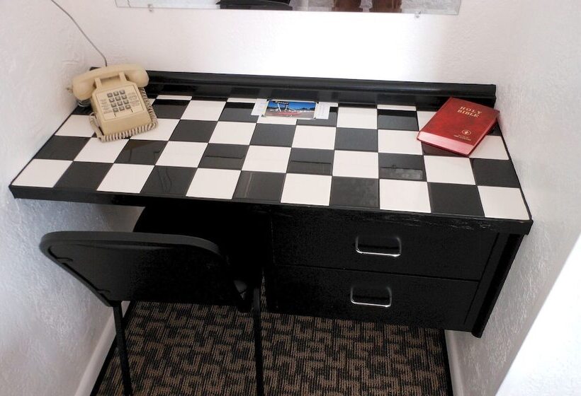 חדר סטנדרט, Rocket Motel