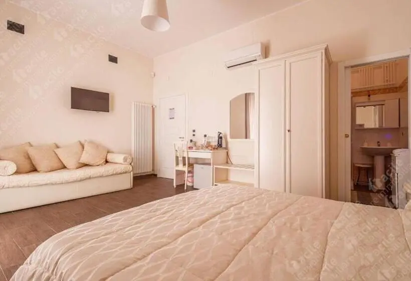 スタンダード４人部屋, Domus Al Corso Con Servizio B&b