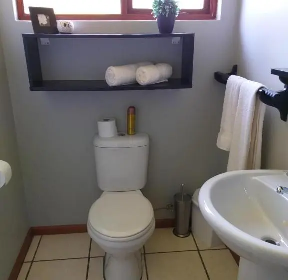 اتاق استاندارد یک نفره, African Sun Guest House