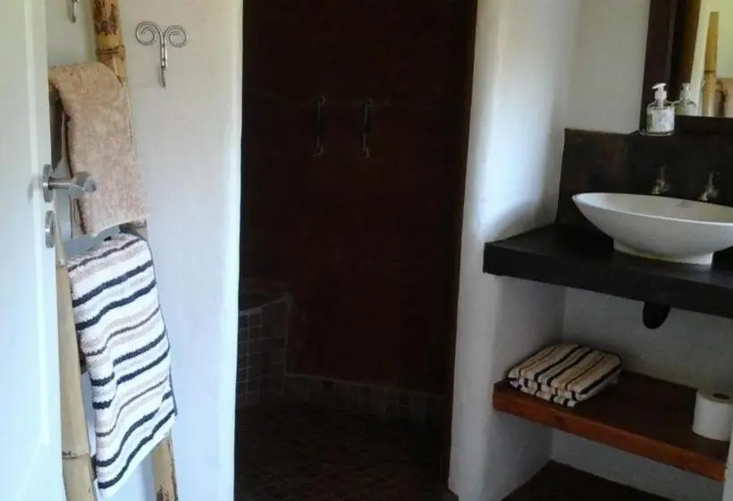کلبه ییلاقی, African Sun Guest House