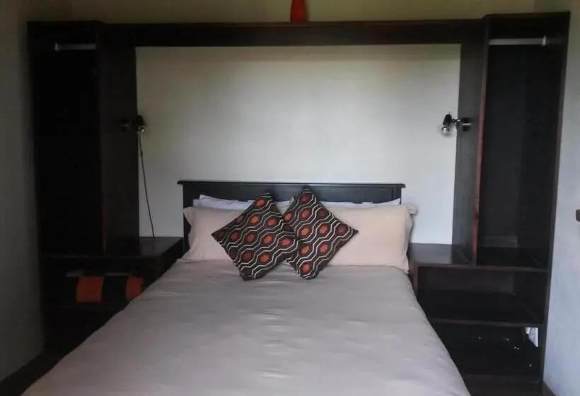 کلبه ییلاقی, African Sun Guest House