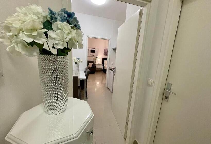 Студио Стандарт Вид на Сад, Central Square Guest House