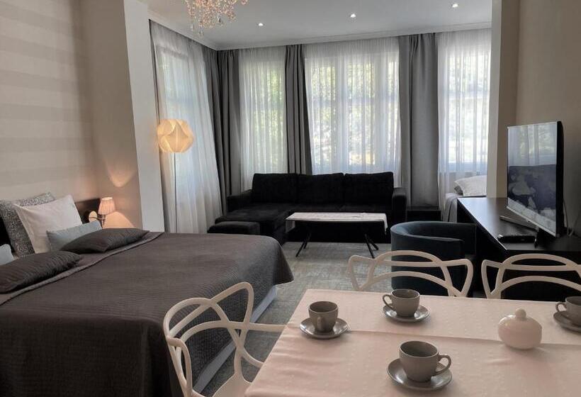 اتاق خانوادگی, Villa Aronia