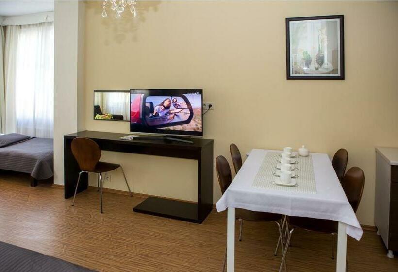 اتاق خانوادگی, Villa Aronia