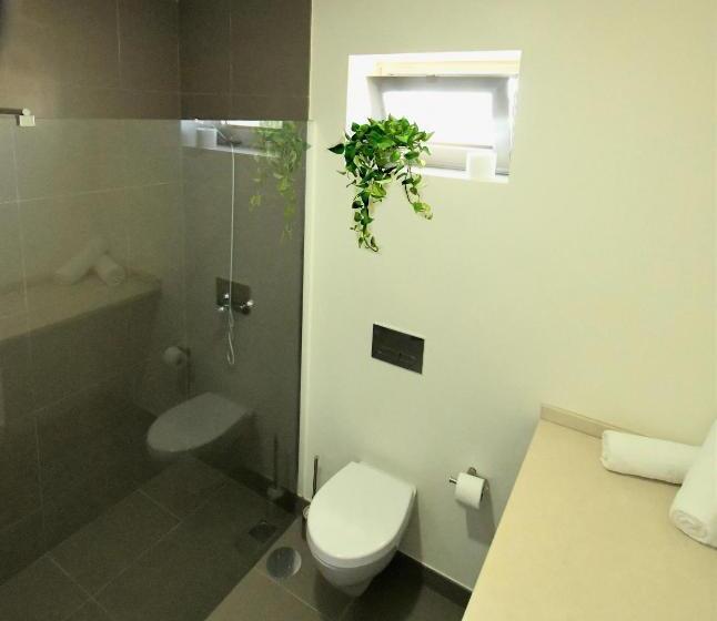 スイート, Surfivor Surf Camp