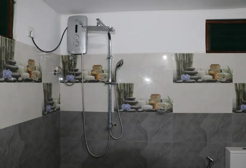 Perhehuone, Ceylon Wilpattu Safaris & Lodging