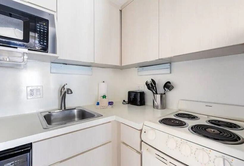 شقة غرفة واحدة, Berkshire On the Ocean