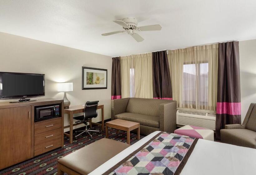 キングサイズベッドのスイートルーム, Comfort Inn Midtown