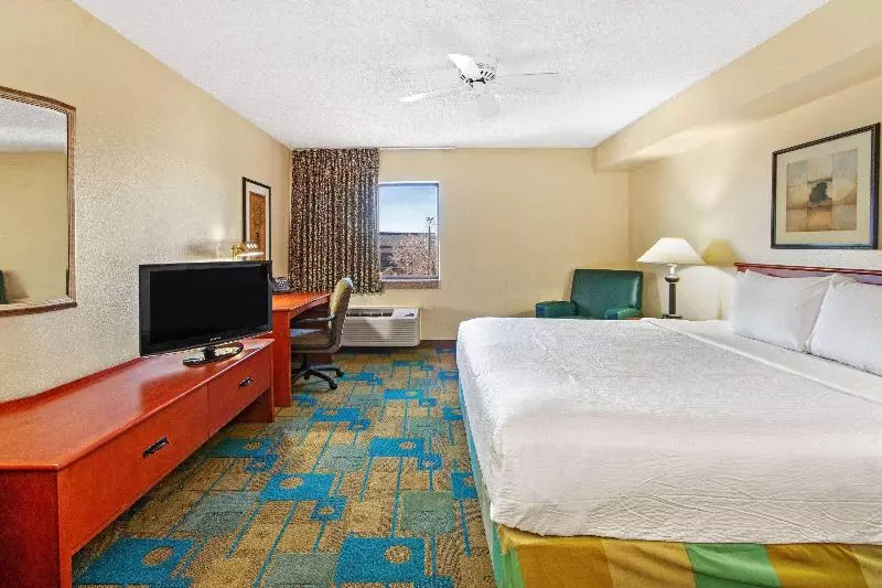 キングサイズベッドのデラックスルーム, La Quinta By Wyndham Albuquerque Journal Ctr Nw
