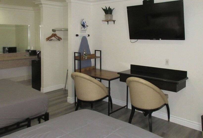带2个双人床的标准工作室, Rodeway Inn