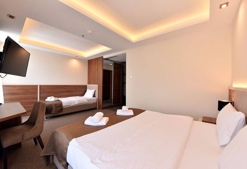 Comfort Triple Room, Lazaro