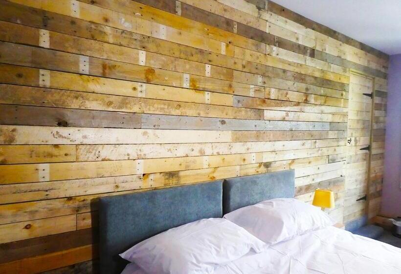 חדר דלוקס, Mad O'rourkes Pie Factory