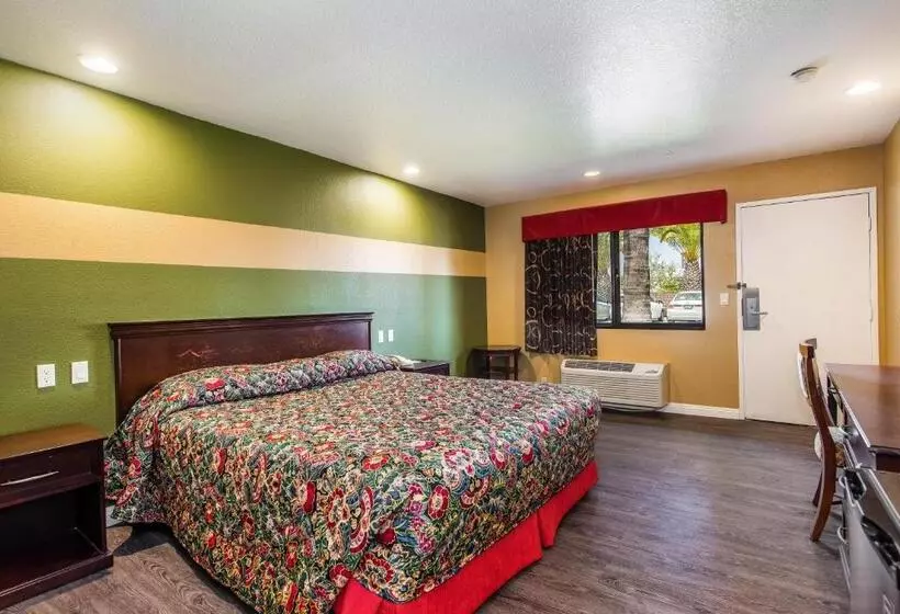 اتاق استاندارد با تخت بزرگ, Budget Inn