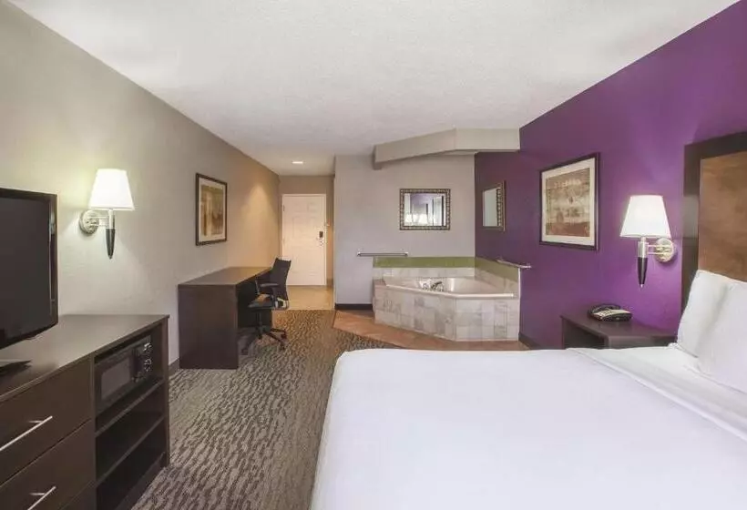 سوییت لوکس, La Quinta By Wyndham Erie