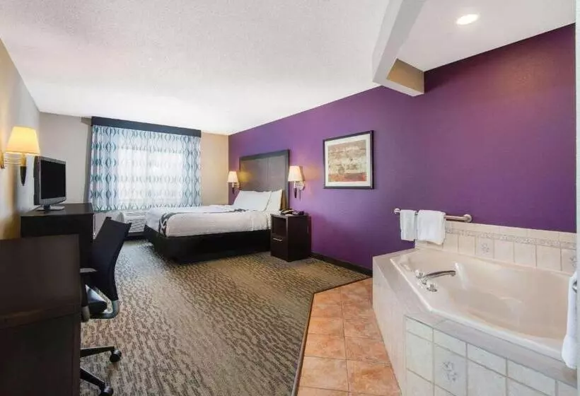 سوییت لوکس, La Quinta By Wyndham Erie