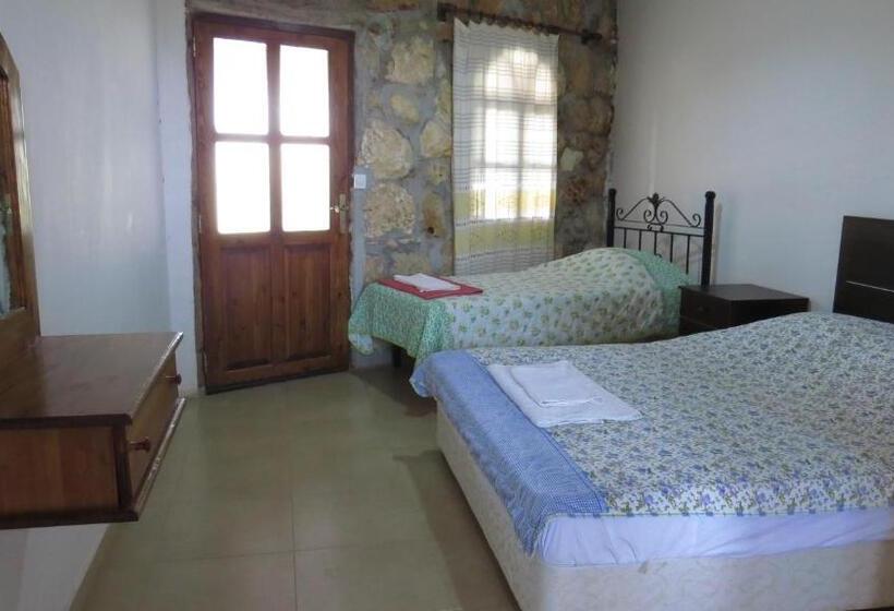 Quarto Triplo Estandar, Elausa Hotel & Restaurant