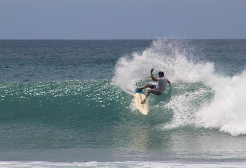 اتاق استاندارد سه نفره, Mola Mola Surf Popoyo