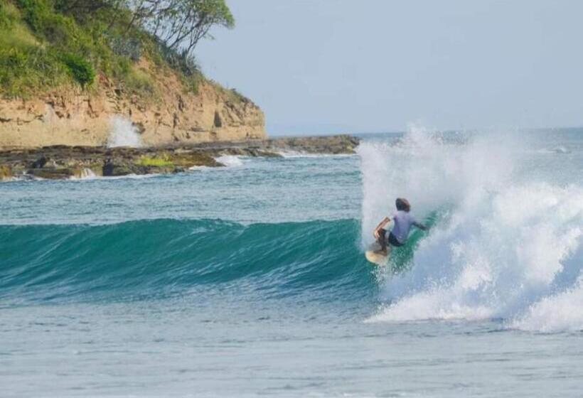 اتاق استاندارد سه نفره, Mola Mola Surf Popoyo