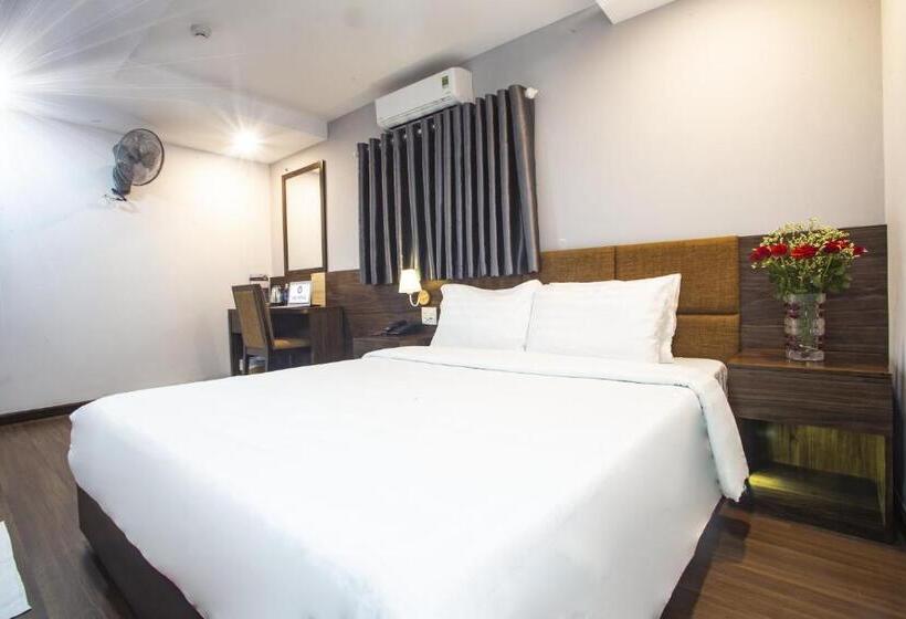 اتاق لوکس با تخت بزرگ, Lee