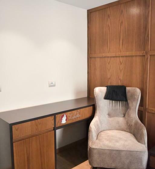 デラックスルーム, Lahuta