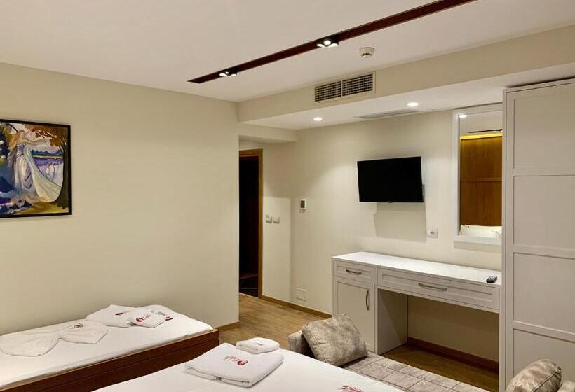 ジュニアスイート, Lahuta