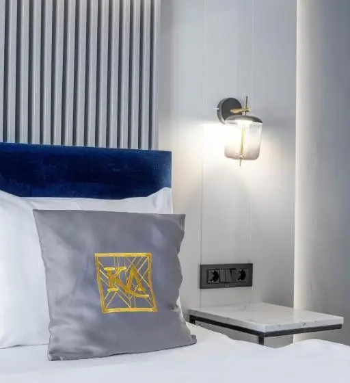 Pokój Penthouse, Kayus