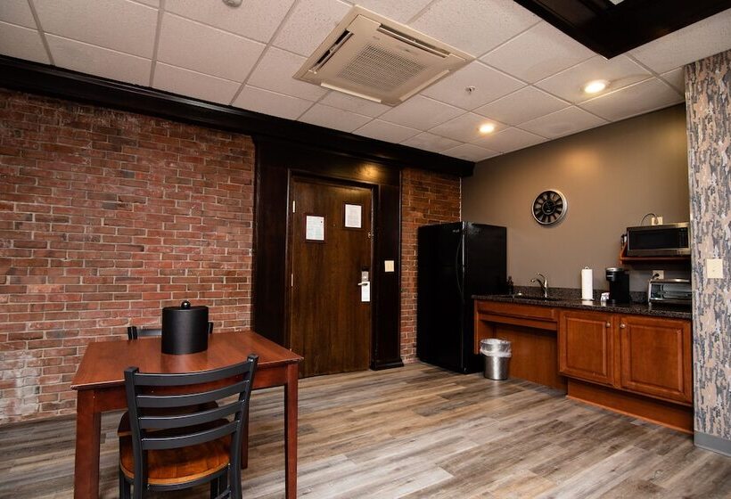 جناح مزود بجاكوزى, Best Western Plus Plattsburgh