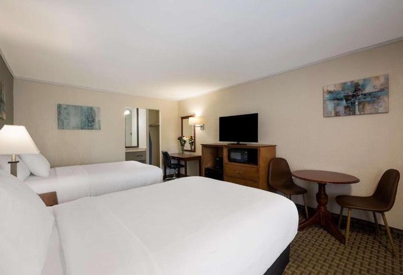 Номер Стандарт 2 Двуспальные Кровати, SureStay Plus by Best Western Woodbury Inn