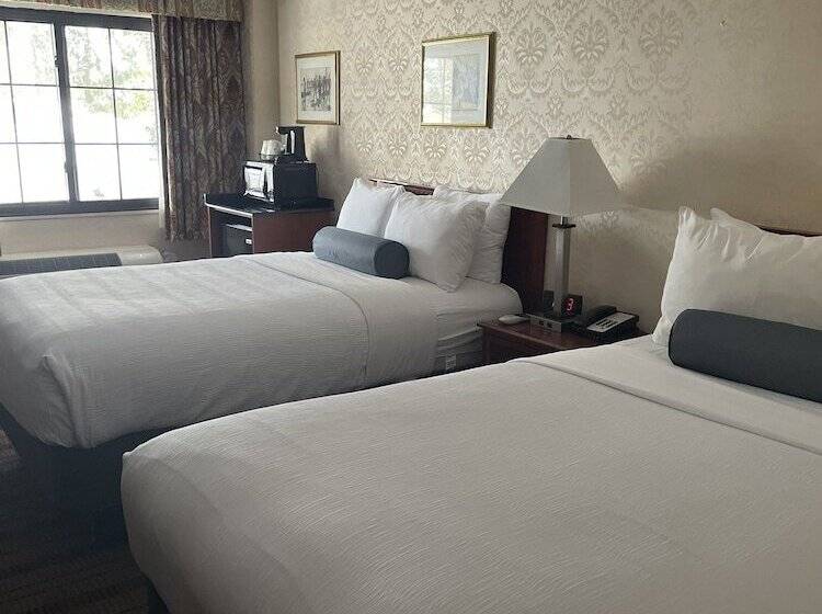 Номер Стандарт 2 Двуспальные Кровати, SureStay Plus by Best Western Woodbury Inn