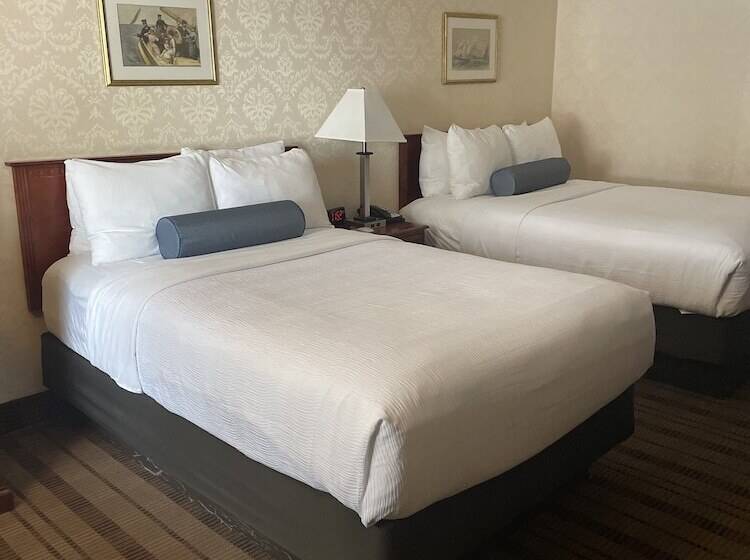 Номер Стандарт 2 Двуспальные Кровати, SureStay Plus by Best Western Woodbury Inn