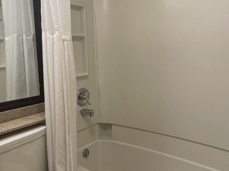 Номер Стандарт 2 Двуспальные Кровати, SureStay Plus by Best Western Woodbury Inn