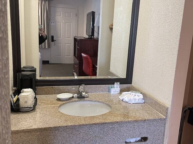 Номер Стандарт 2 Двуспальные Кровати, SureStay Plus by Best Western Woodbury Inn