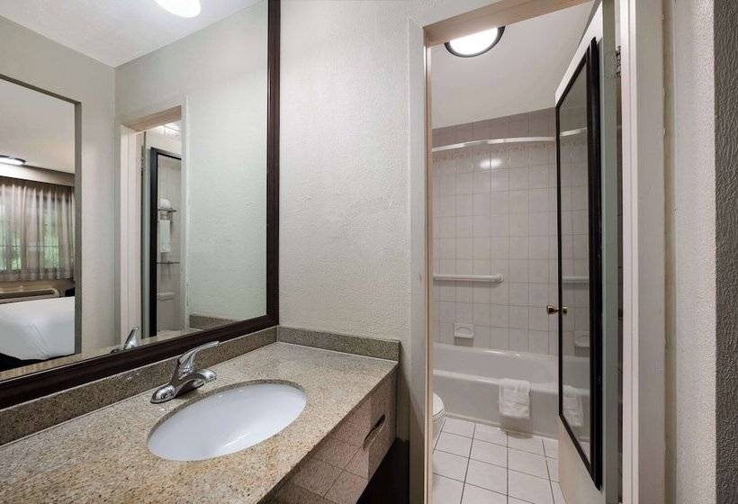 Номер Стандарт 2 Двуспальные Кровати, SureStay Plus by Best Western Woodbury Inn